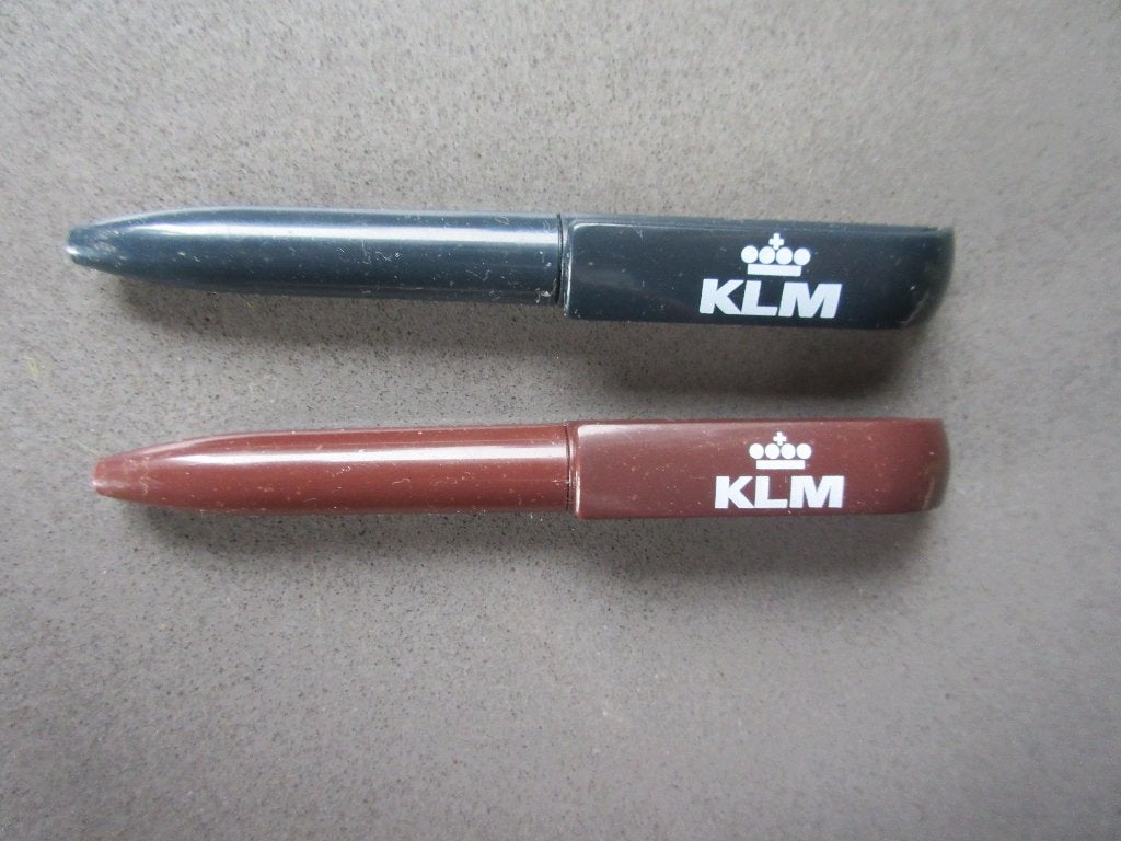 KLM: 2 KLEINE BALPENNEN, BRUIN EN DONKERBLAUW, Verzamelen, Verzenden, Zo goed als nieuw, Overige typen