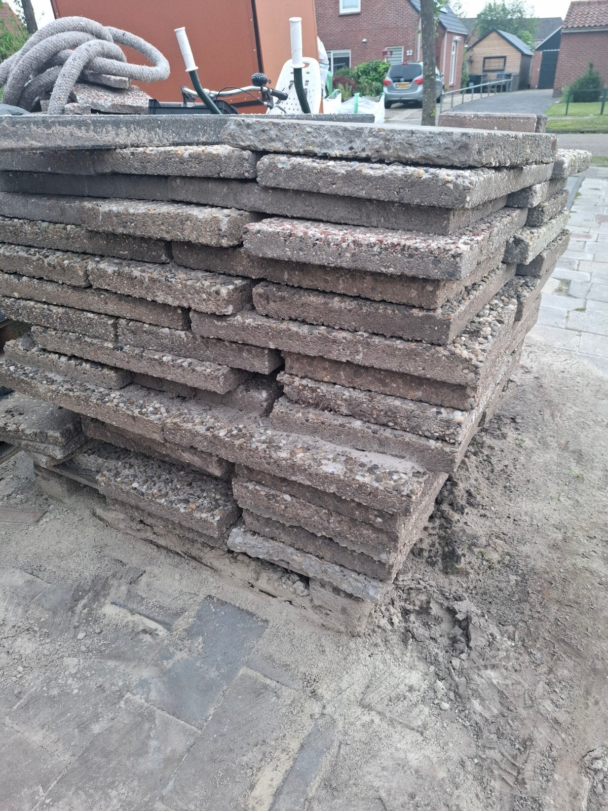Gratis af te halen: 2 pallets oerdegelijke grindtegels, Ophalen, Gebruikt, 10 m² of meer, Grind