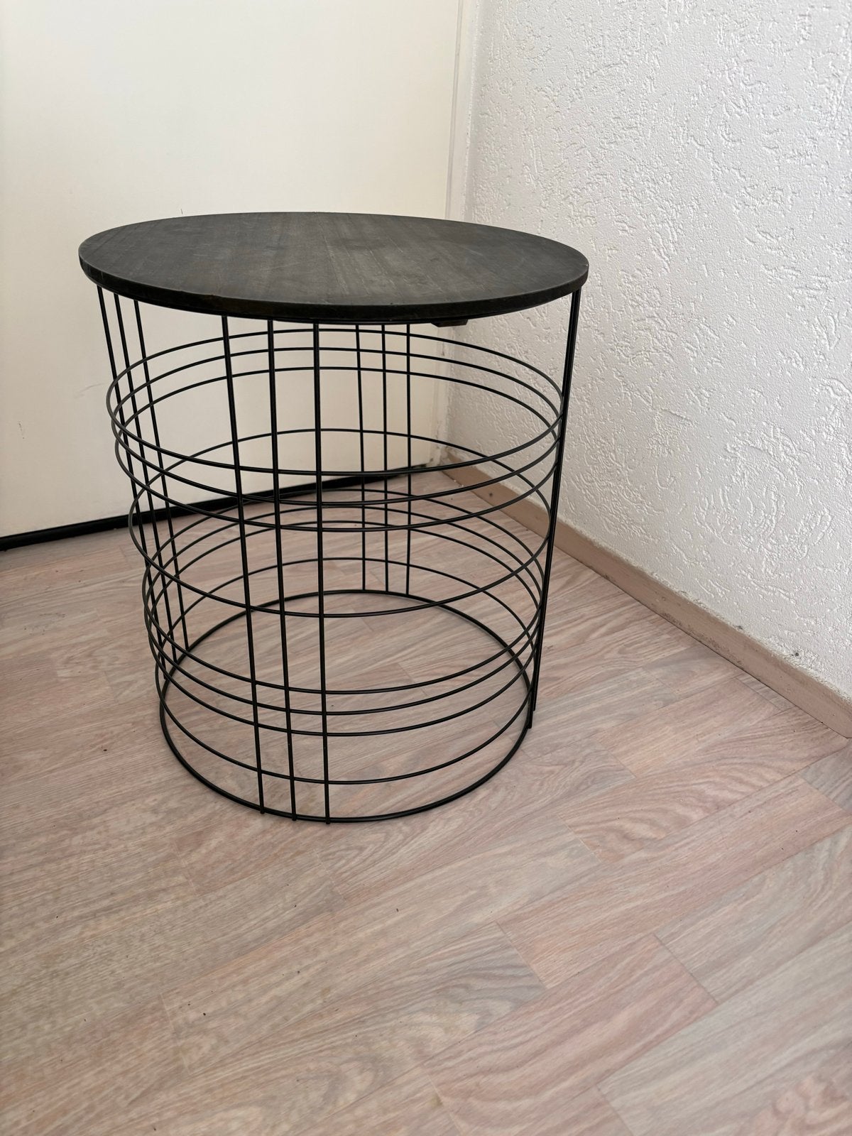 Zwarte bijzettafel met metalen onderstel en houten blad, Ophalen of Verzenden, Gebruikt, Rond