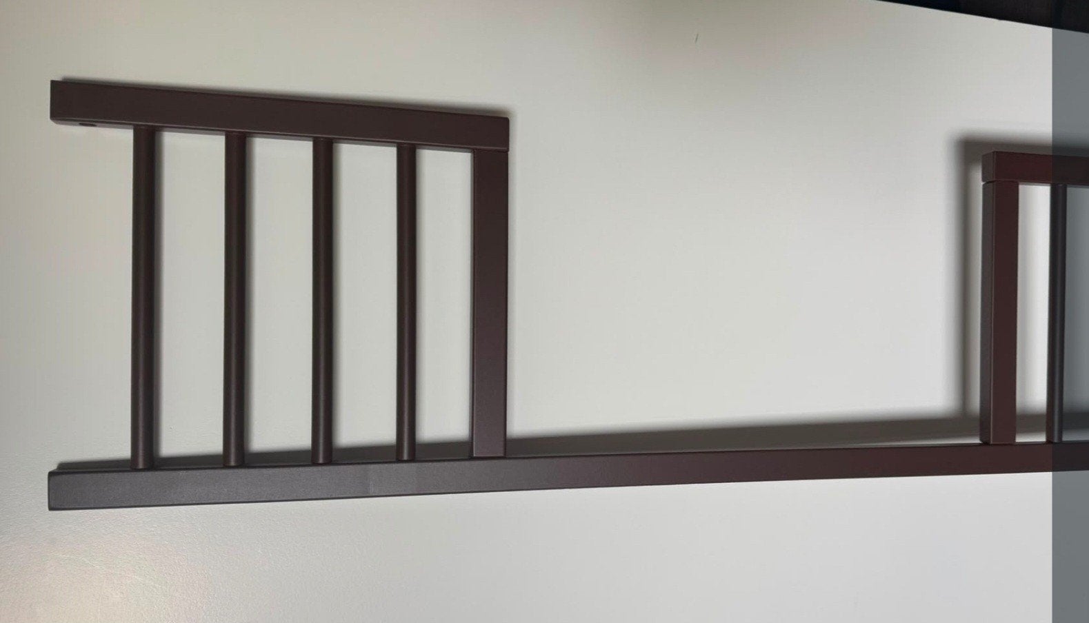 Rekje voor kinderbedje bruin .Gratis, Ophalen of Verzenden, Gebruikt, Minder dan 140 cm, Minder dan 70 cm
