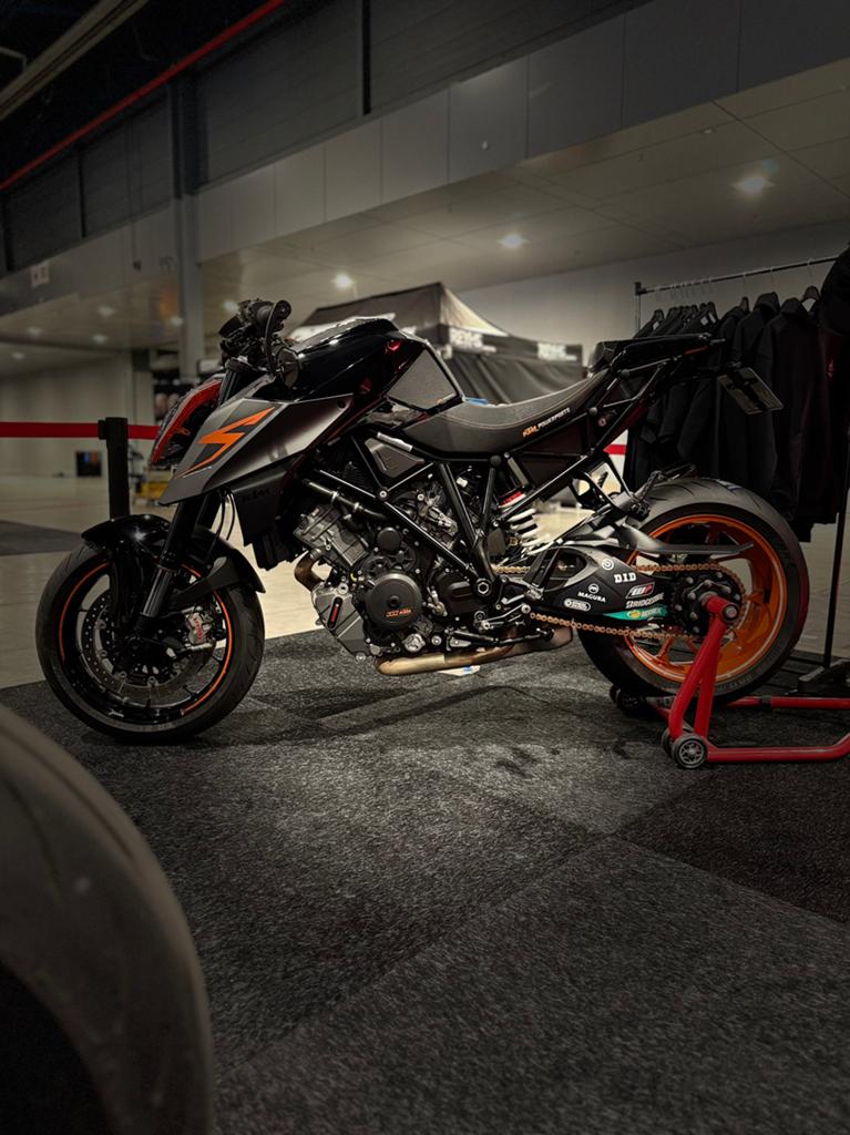 In nieuwstaat verkerende KTM Superduke 1290R, alle pakketten, Motoren, Motoren | KTM, 2 cilinders, Occasion, Motorrijbewijs A