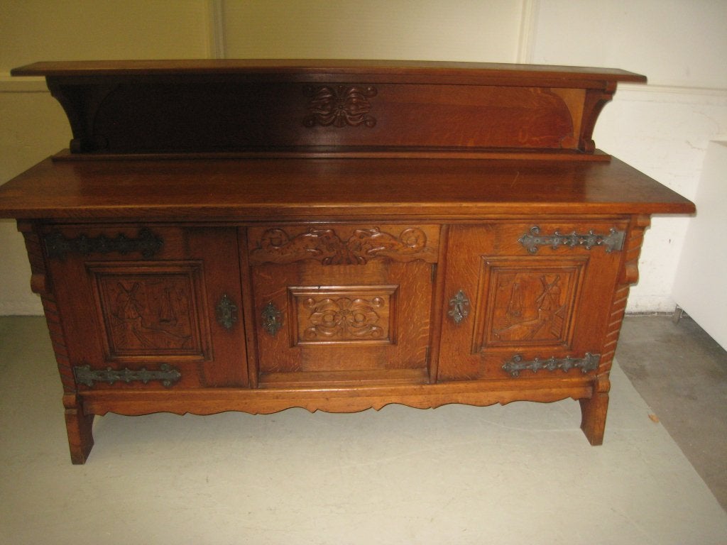 Antiek eiken dressoir met mooi beslag en houtsnijwerk, Antiek en Kunst