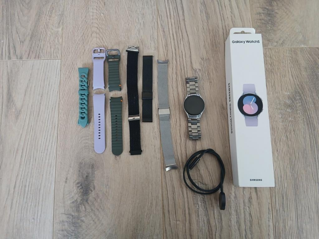 Samsung galaxy watch 5 40mm met veel bandjes, Gebruikt, Ophalen of Verzenden, Conditie, SAMSUNG