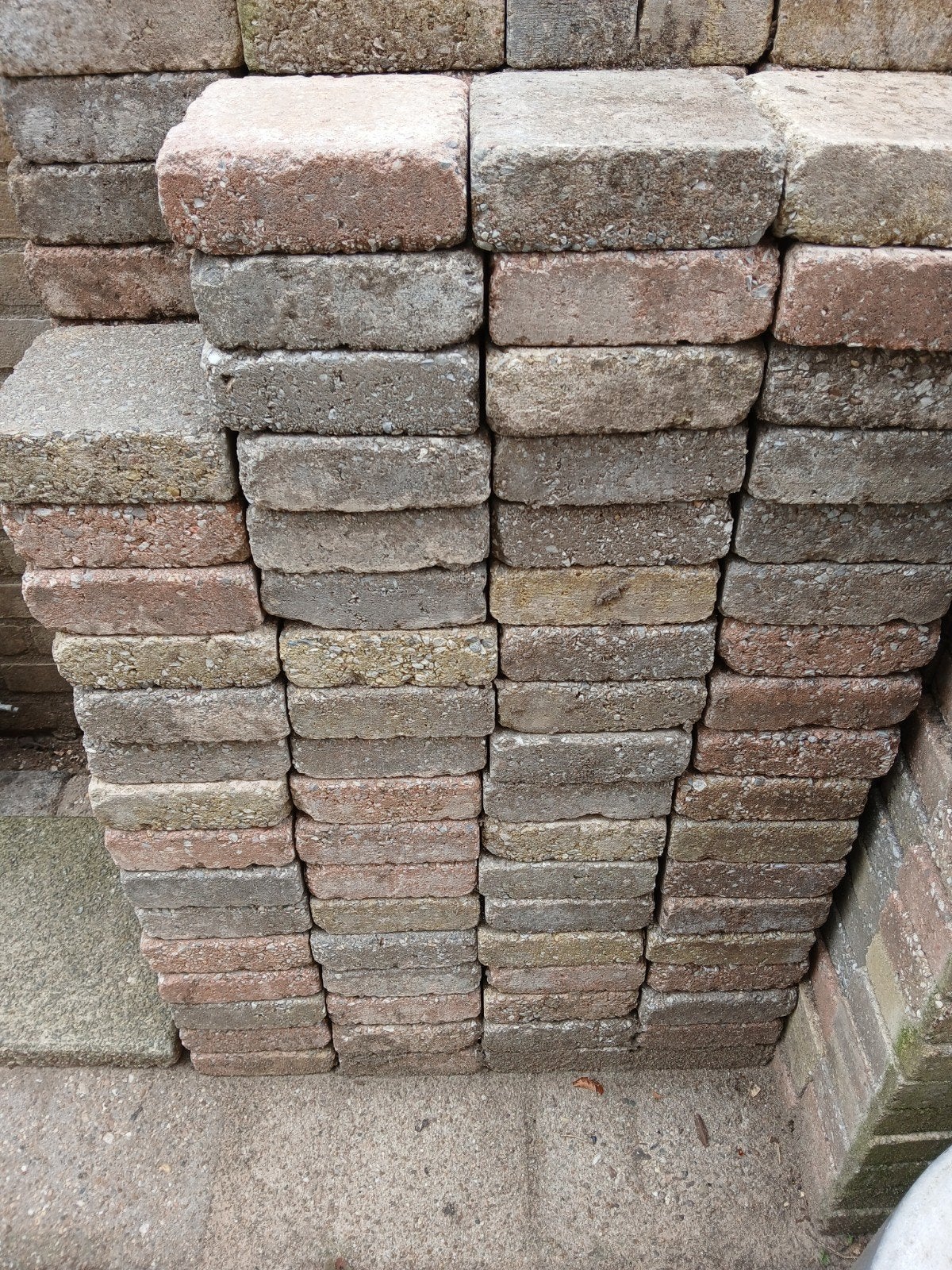 Gebruikte koppelstones geel, rood, grijs (15x15 en 10x10), Tuin en Terras, Tegels en Klinkers, Ophalen, Gebruikt, Klinkers, 10 m² of meer