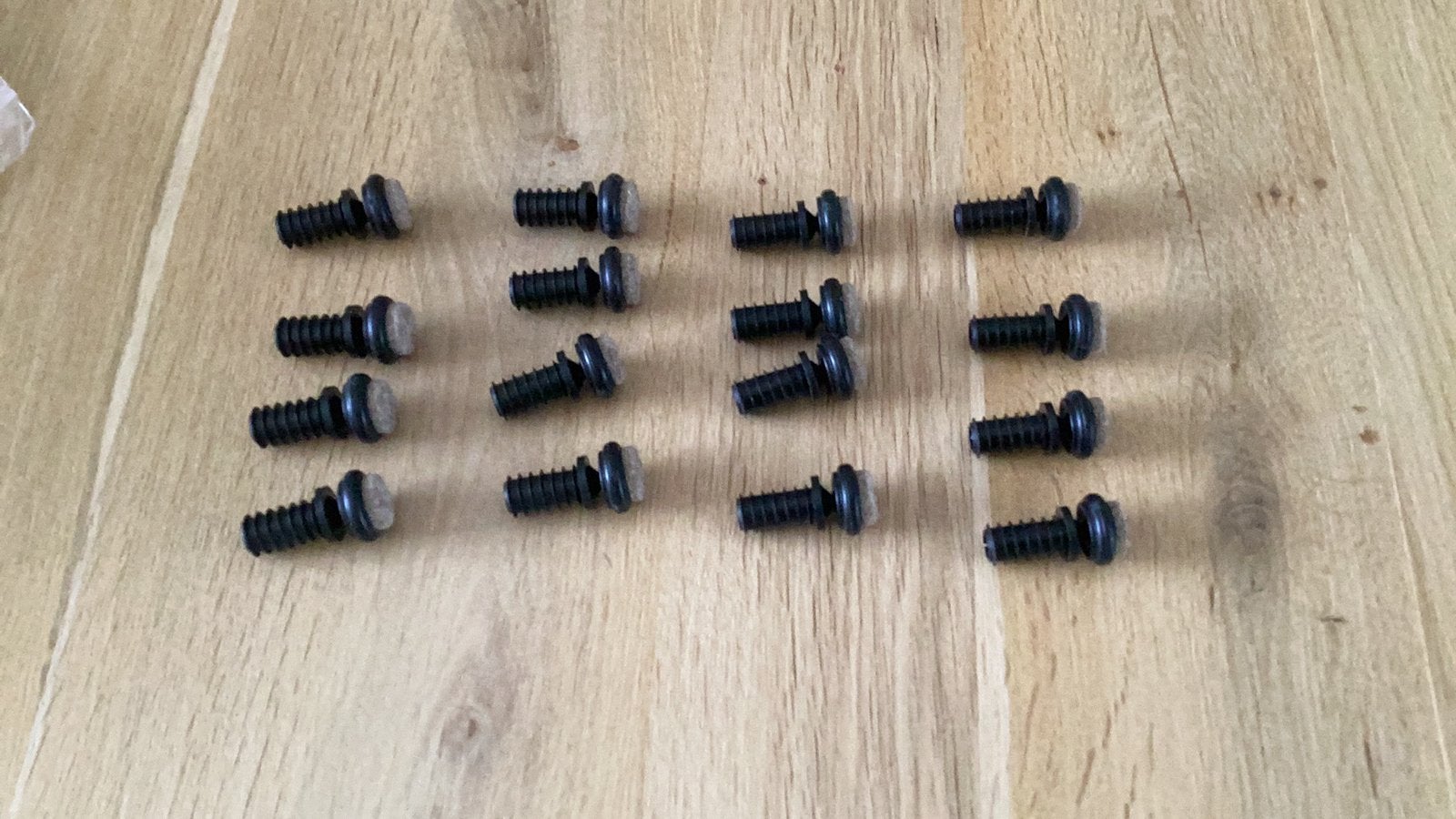 Viltglijders 16 x voor rechte poten met gat 12 mm nieuw, Ophalen, Nieuw, Vier
