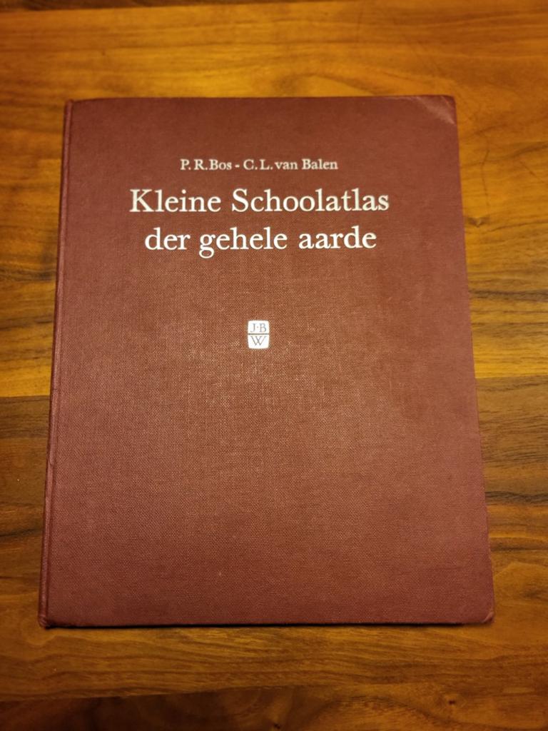 Kleine Schoolatlas der gehele aarde - P.R. Bos, Boeken, Atlassen en Landkaarten, Gelezen, Ophalen of Verzenden, 1800 tot 2000