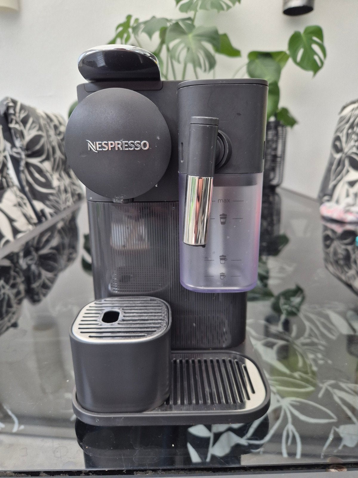 De'Longhi Nespresso Lattissima One machine met melkreservoir, Koffiemachine, Ophalen of Verzenden, Zo goed als nieuw, Koffiepads en cups