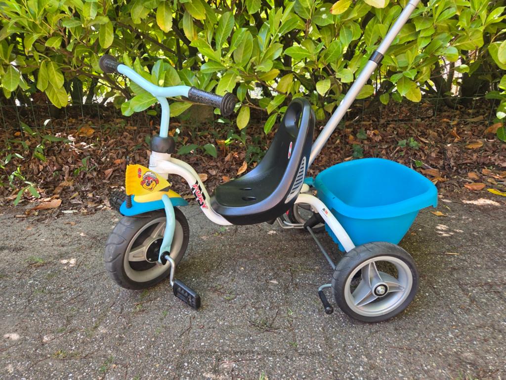 Puky driewieler met duwstang en bakje, Fietsen en Brommers, Fietsen | Driewielers, Ophalen, Terugtraprem, Puky, Zo goed als nieuw