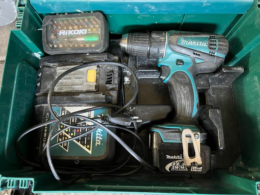 Makita Accuboormachine met lader en bitset, Gebruikt, Variabele snelheid, Ophalen of Verzenden, Boor- en Schroefmachine