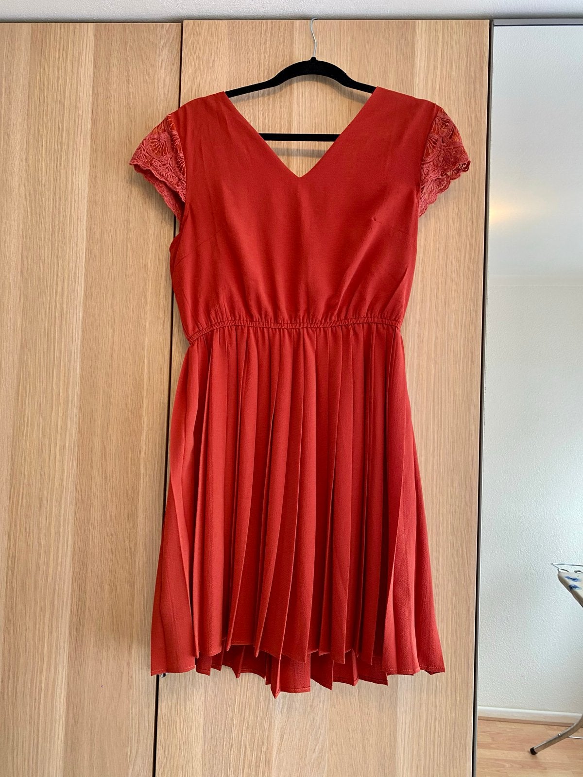 Guts & Gusto jurk met kanten mouwen - Maat M, Kleding | Dames, Jurken, Zo goed als nieuw, Maat 38/40 (M), Rood, Knielengte, Ophalen of Verzenden