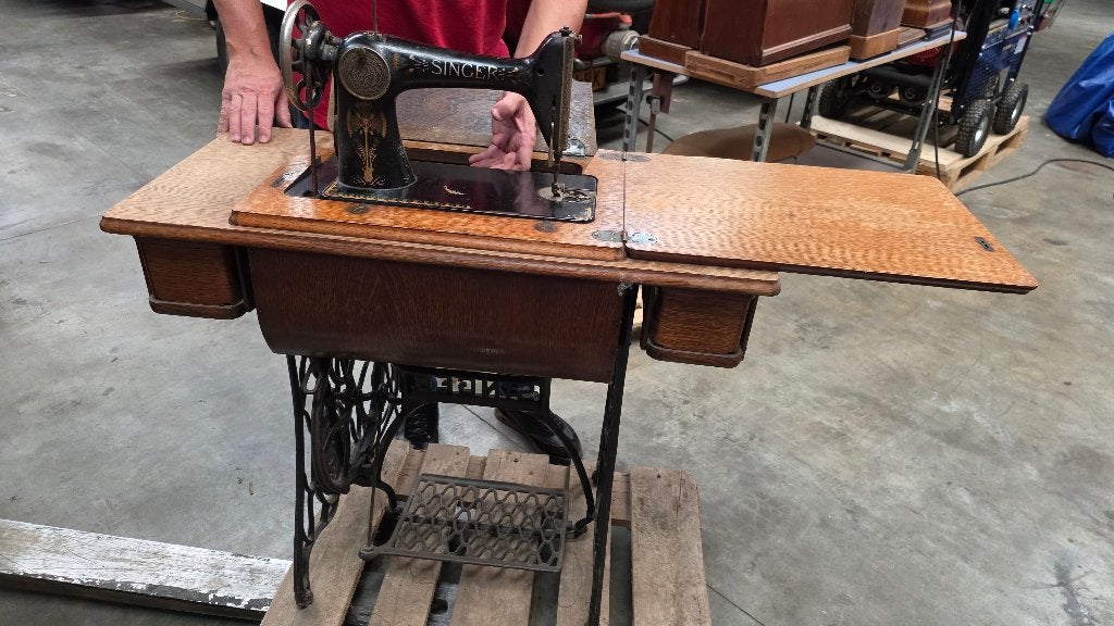Oude Singer trapnaaimachine met houten tafel en onderstel, Ophalen