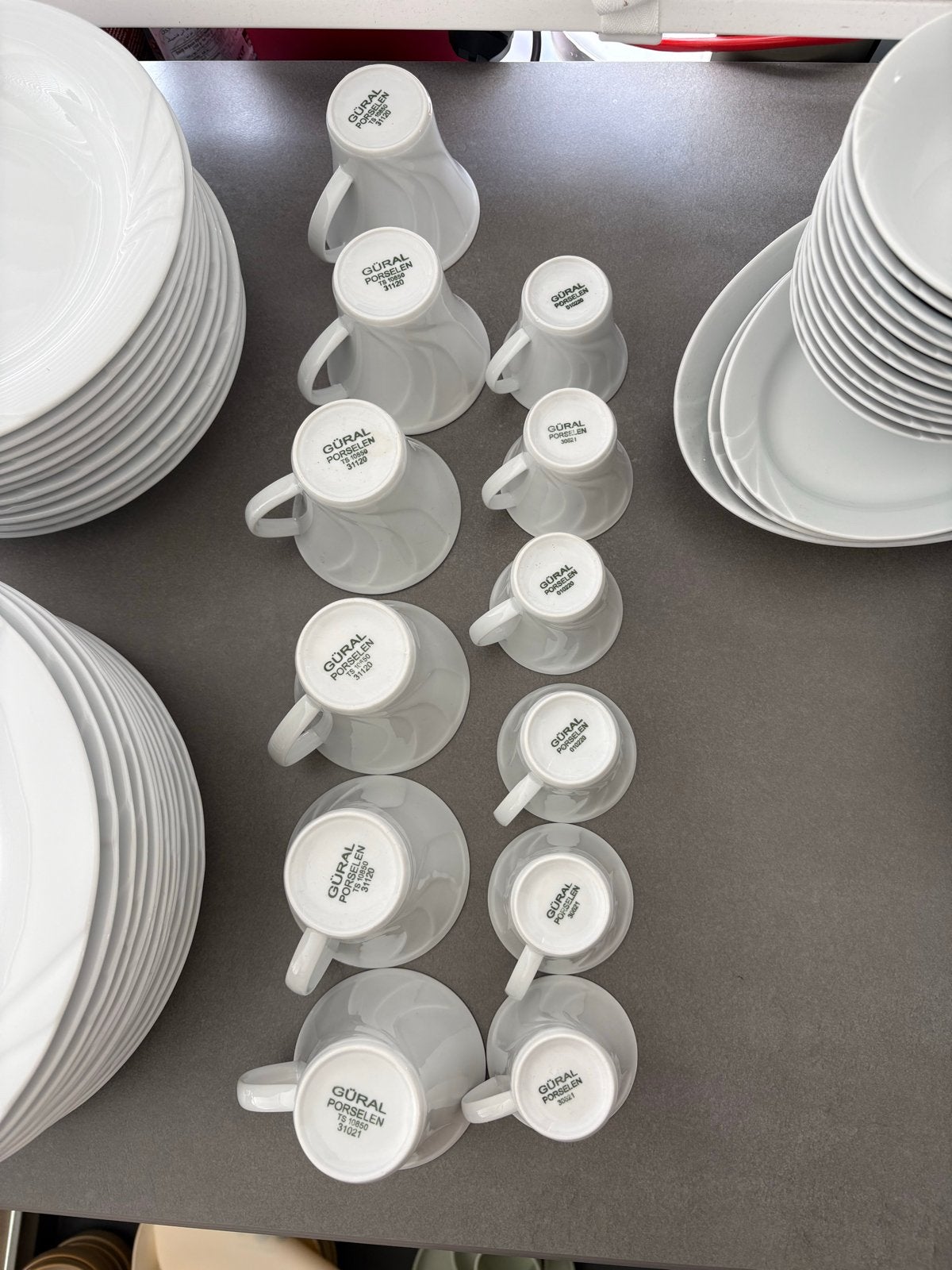 Grote set wit porseleinen servies van Güral Porselein, Ophalen