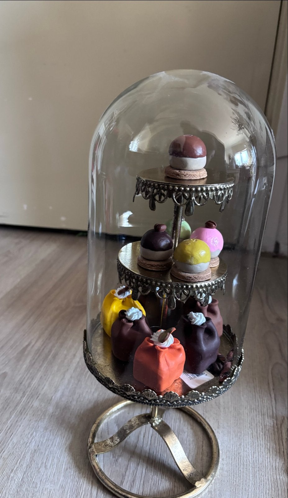 Decoratieve glazen stolp met miniatuur gebakjes, Ophalen