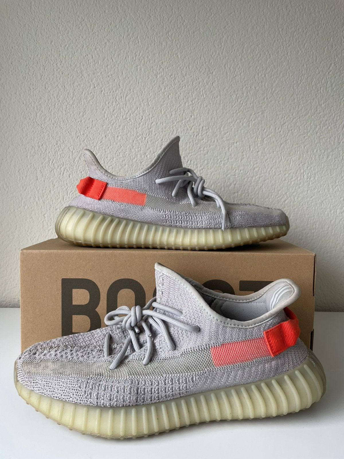 Yeezy Boost V2 Tail Light - Maat 44 (US 10), Overige kleuren, Ophalen of Verzenden, Sneakers of Gympen, Gedragen