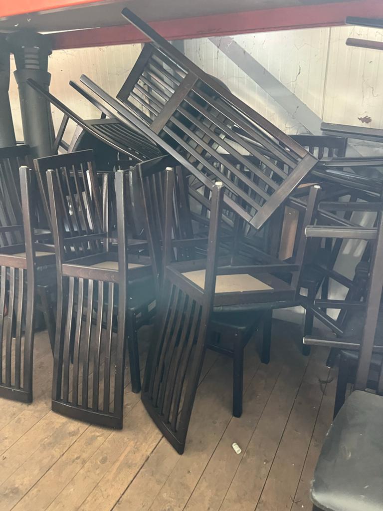 Partij donkerbruine houten stoelen, Huis en Inrichting, Stoelen, Ophalen, Gebruikt, Bruin, Vijf, Zes of meer stoelen