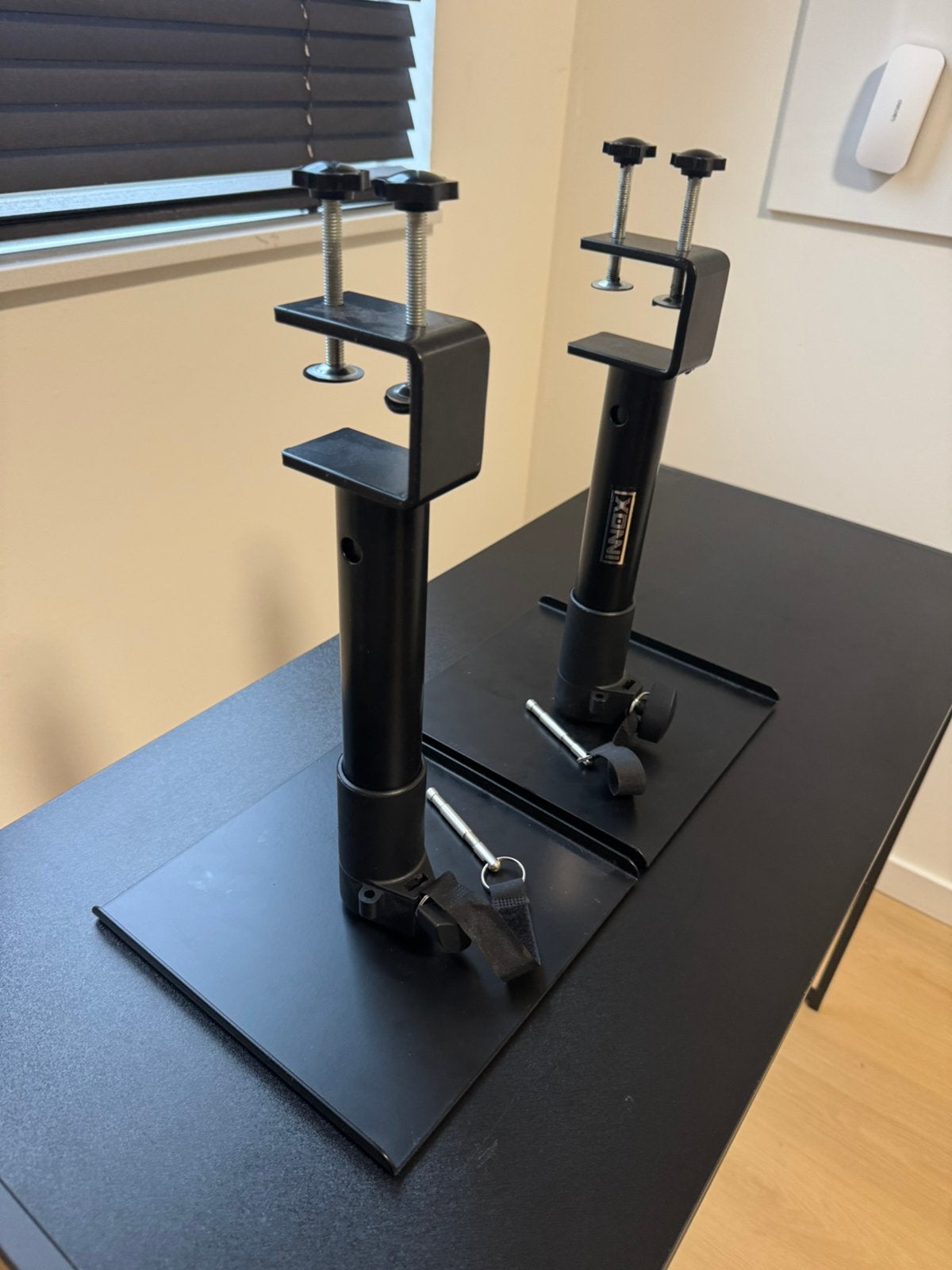 Innox luidspreker Stands standaard bureau klem clamp desk, Ophalen of Verzenden, Zo goed als nieuw