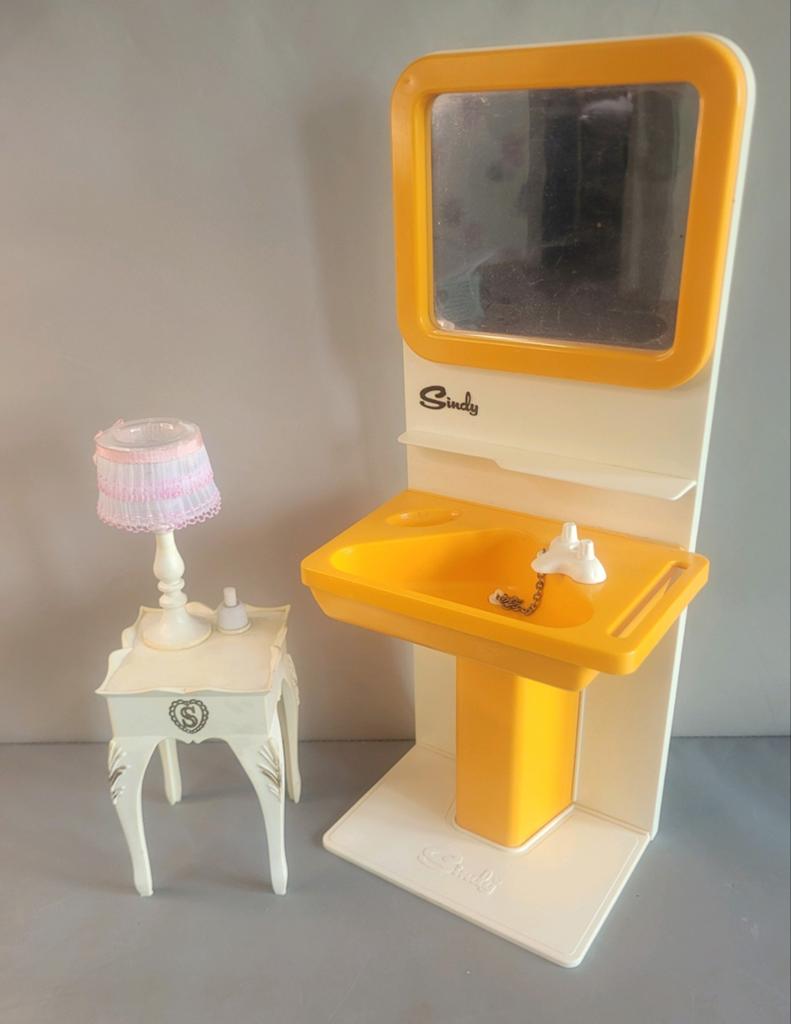 Vintage Barbie Sindy / nachtkastje met lampje en wastafel, Verzamelen, Poppen, Ophalen of Verzenden, Gebruikt, Accessoires