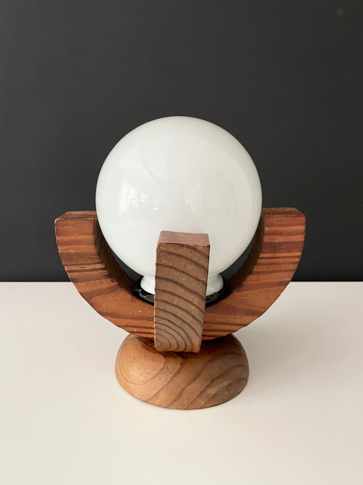 Brutalist vintage tafellamp, glazen bol, houten lampvoet’70s, Gebruikt, -, -, Glas