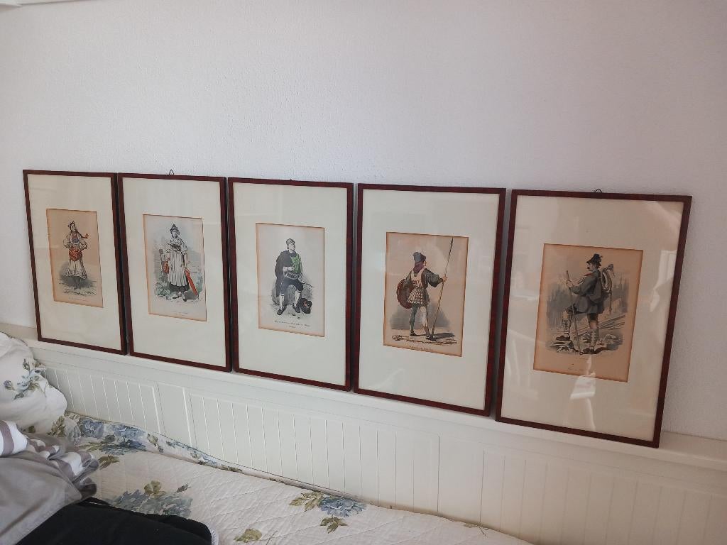 5 antieke ingekleurde gravures  – Europese klederdracht ., Portret, Ophalen of Verzenden, Gravure, 42 cm