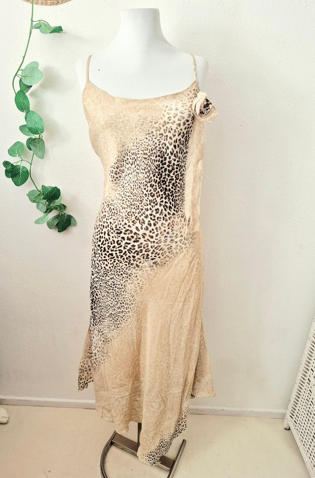 Vintage Y2K a-symmetrische feestjurk met bloem M/L, Beige, Maat 42/44 (L), Cocktailjurk, Ophalen of Verzenden