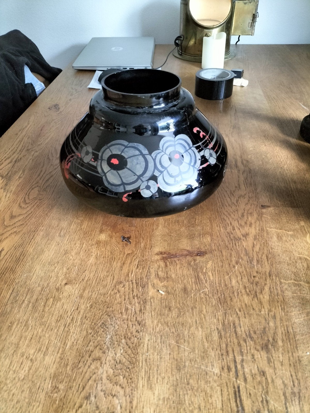 Vintage Zwarte Glazen Vaas met Bloemenmotief, Antiek en Kunst, Ophalen