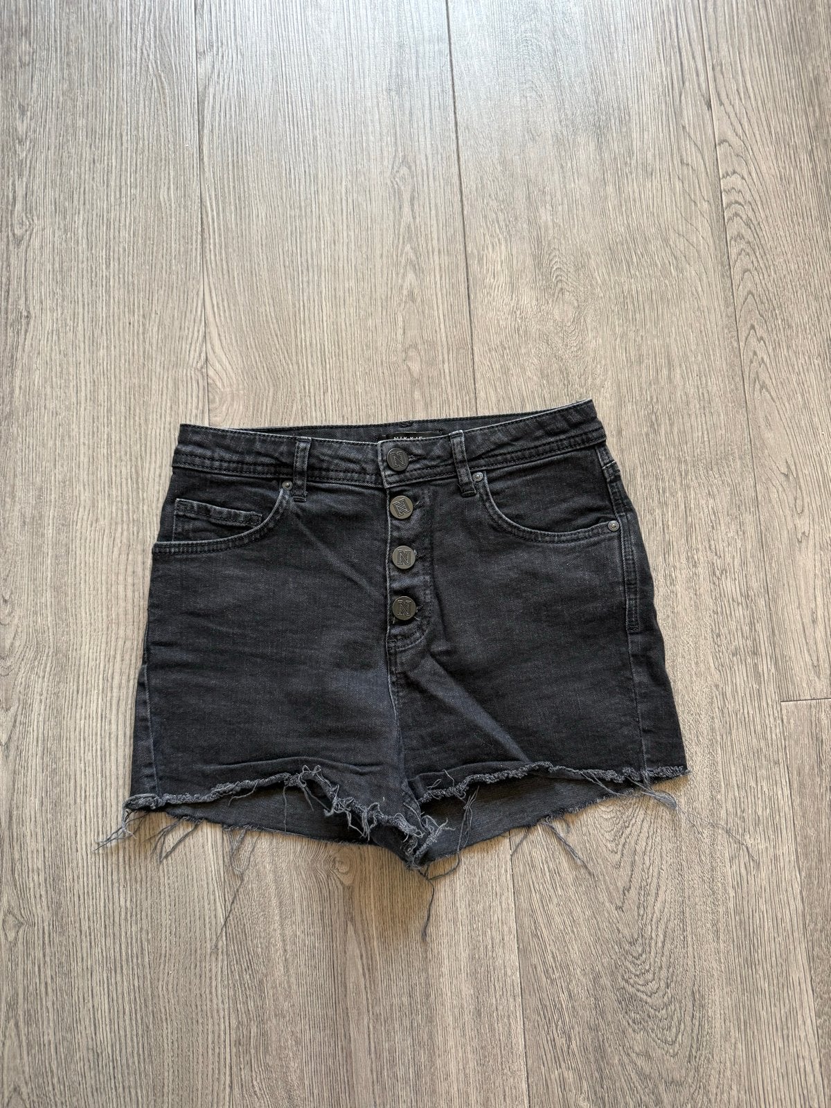 Mooi zwart spijkerbroekje van Nikkie in maat 28 (36/S) ZGAN, Ophalen of Verzenden, Zo goed als nieuw, Zwart, W28 - W29 (confectie 36)