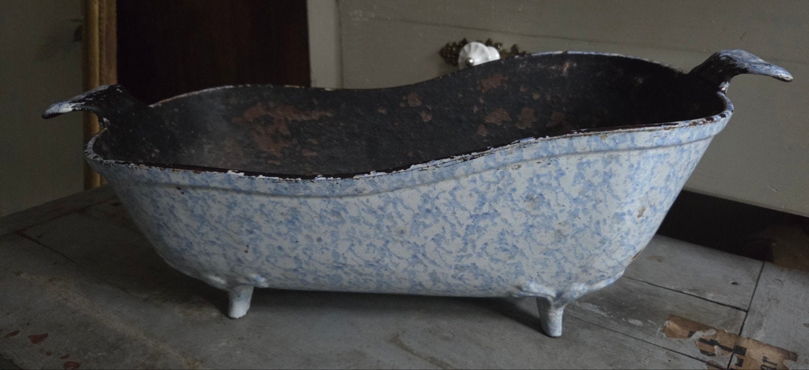 Brocante antieke gietijzeren blauw geëmailleerde bak
52 cm l, Ophalen