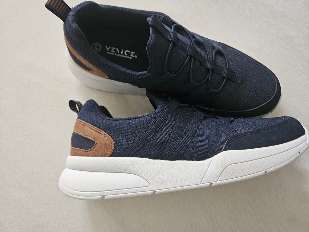 Venice sneakers, donkerblauw met bruine details, Blauw, Venice, Ophalen of Verzenden, Sneakers of Gympen