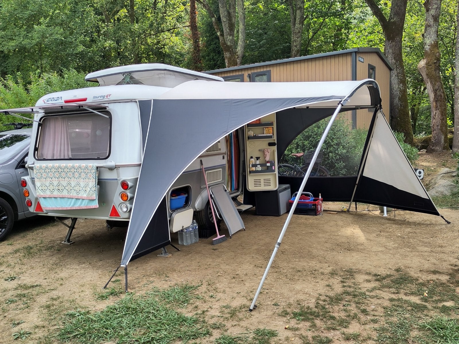 Eriba Touring 320 GT - Compacte Toercaravan met kopkeuken, Dwarsbed, Particulier, 4 tot 5 meter, Schokbreker