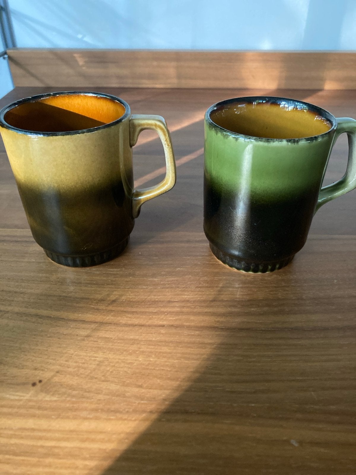 Set van 2 vintage keramische mokken - groen/bruin, Ophalen of Verzenden