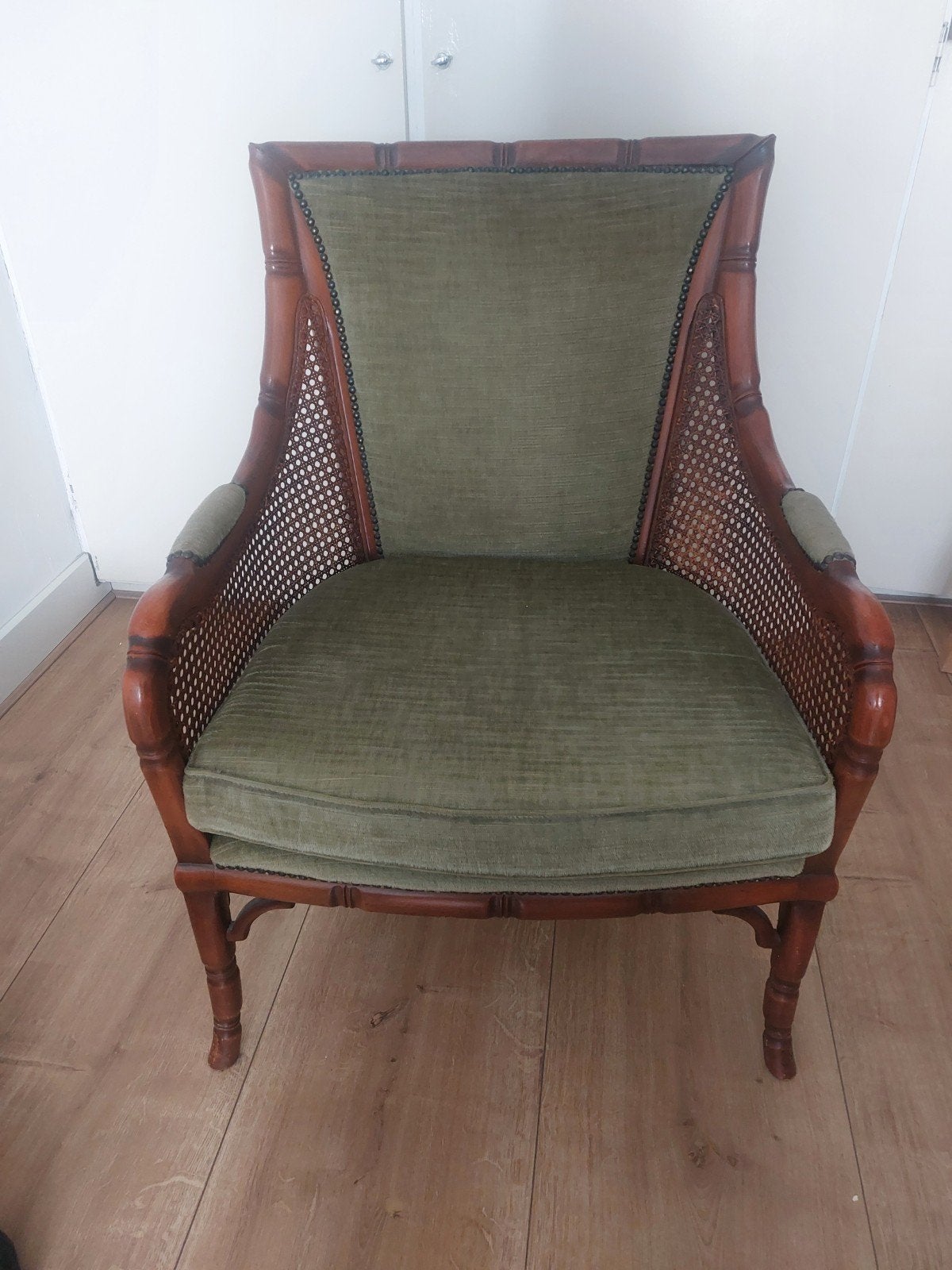 Fauteuil met rotan en groen fluweel, Ophalen