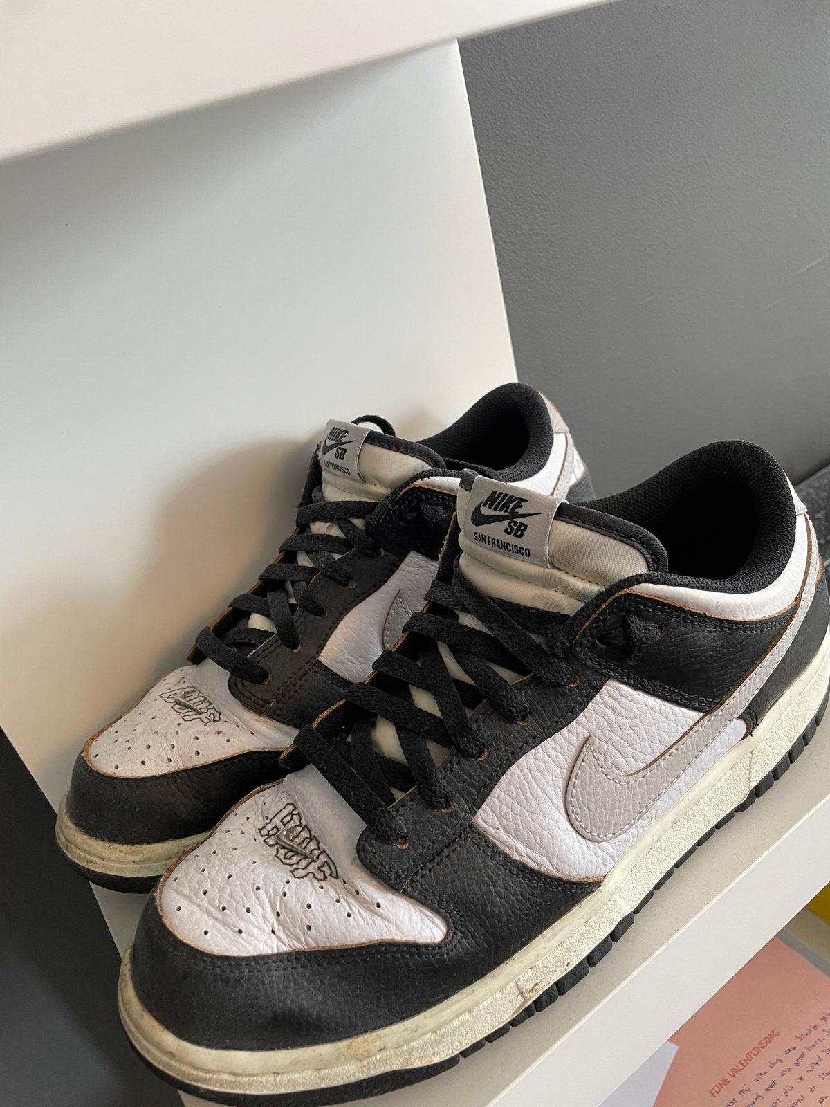 Nike SB Dunk Low 'Keith Forever' - Maat 43, Zwart, Ophalen of Verzenden, Sneakers of Gympen, Gedragen