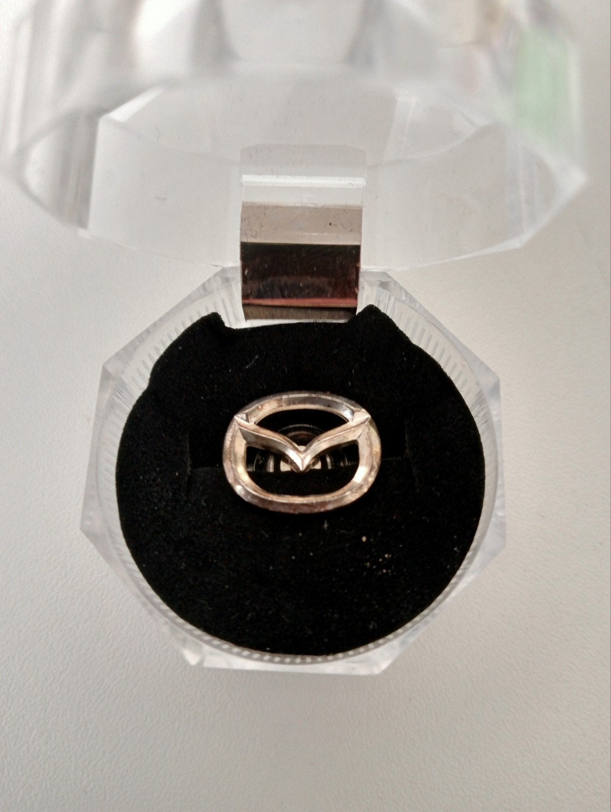 Mazda logo speld in geschenkdoosje uniek., Ophalen of Verzenden, Nieuw, Merk, Button
