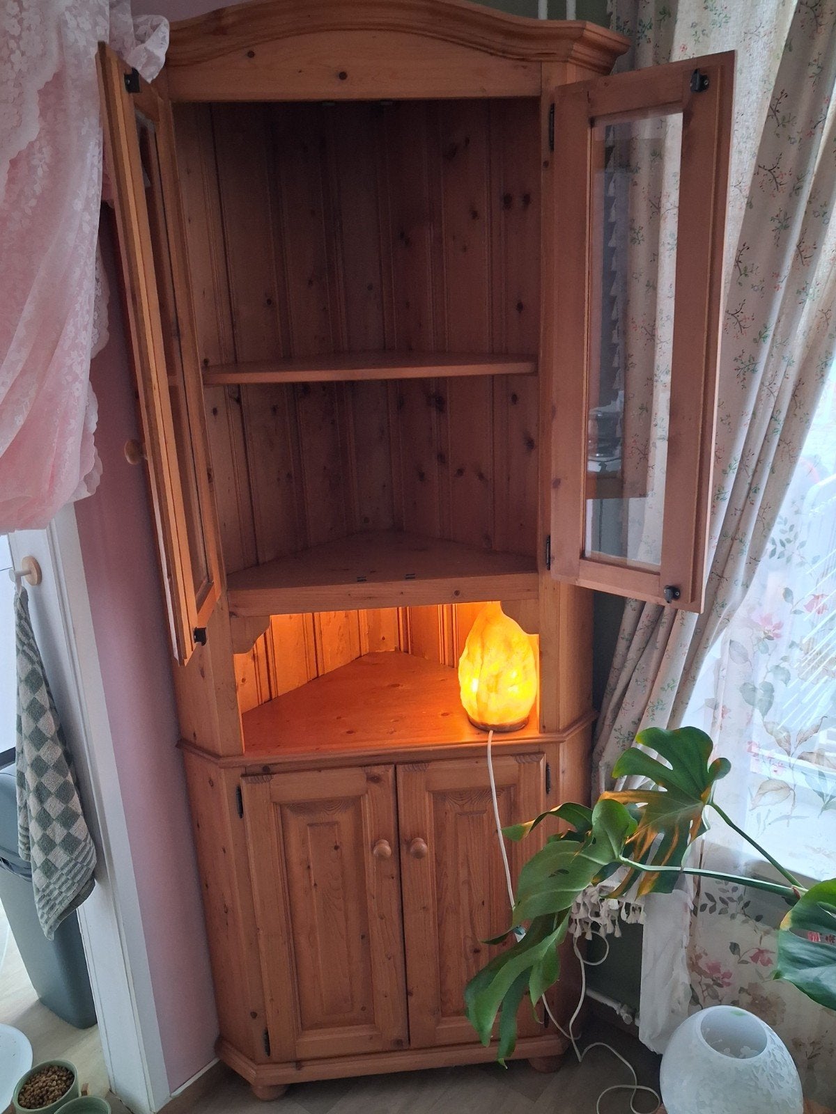 Houten hoekkast met glazen deuren en opbergruimte, Ophalen, Grenenhout, 50 tot 100 cm, Landelijk, Klassiek