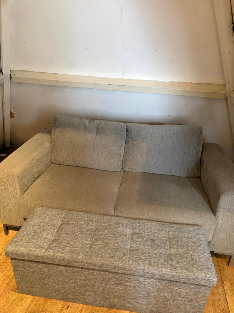 Comfortabele 2-zitsbank met opbergpoef, Huis en Inrichting, Banken | Bankstellen, Ophalen, 150 tot 200 cm, Tweepersoons, 75 tot 100 cm
