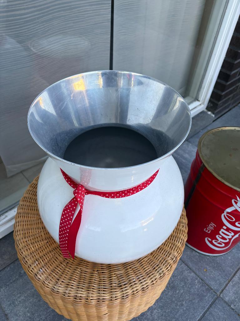 Rieten poef met grote stalen vaas, Ophalen, Gebruikt, Overige kleuren, Glas