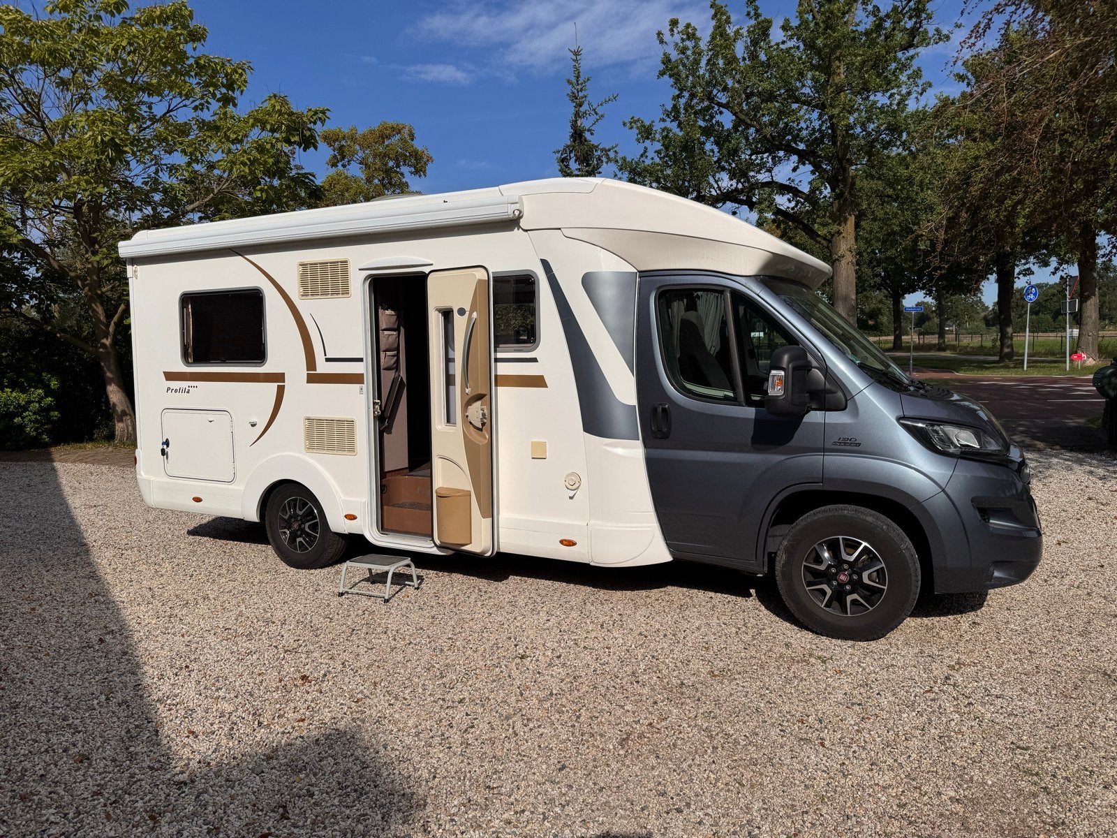 Eura Mobil Camper 2016 - 50.000km, 6.90m, compleet, als nieu, Caravans en Kamperen, Ringverwarming, 6 tot 7 meter, Particulier