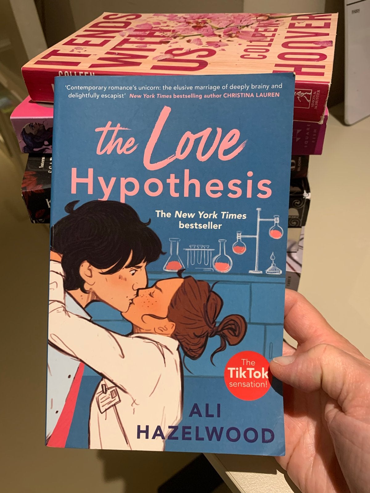 The Love Hypothesis - Ali Hazelwood (TikTok sensatie), Boeken, Ophalen of Verzenden, Zo goed als nieuw, Wereld overig