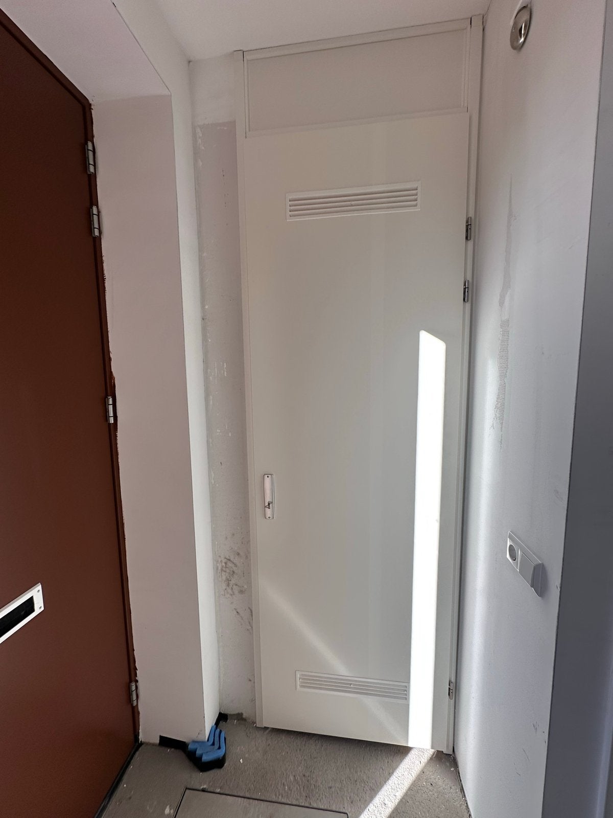 Svedex Match stalen montagekozijn met opdekdeur meterkast -3, Ophalen, Minder dan 80 cm, 215 cm of meer, Binnendeur