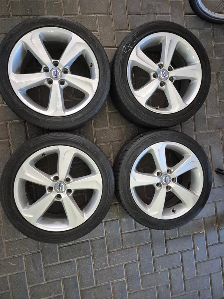 Volvo Velgen met Vredestein Ultrac Zomerbanden 225/45 R17, Auto-onderdelen, Banden en Velgen, Ophalen, Gebruikt, Banden en Velgen