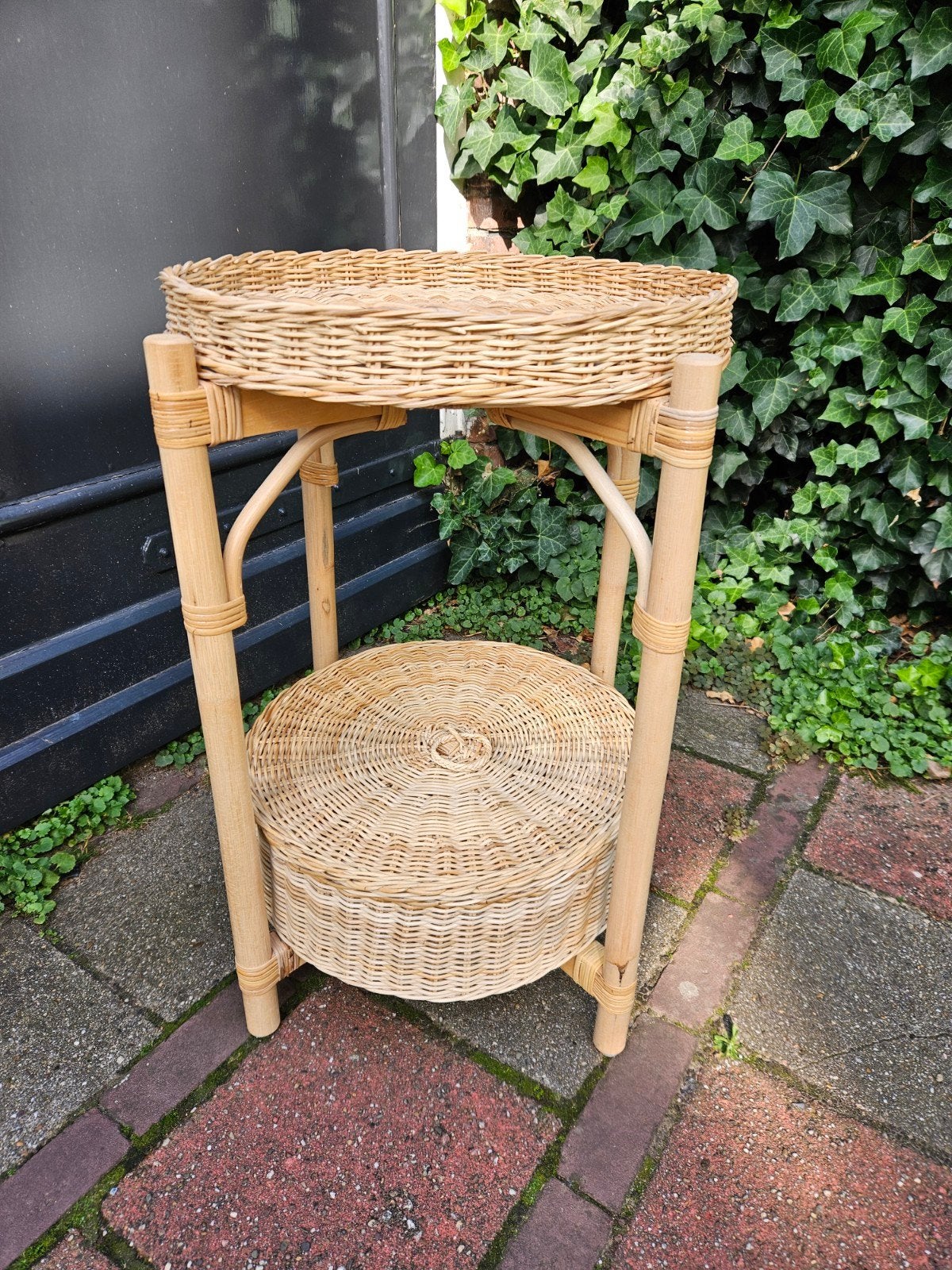 Rieten bijzettafel met opbergmand en los blad, Huis en Inrichting, Ophalen, Overige materialen, Minder dan 55 cm, Gebruikt