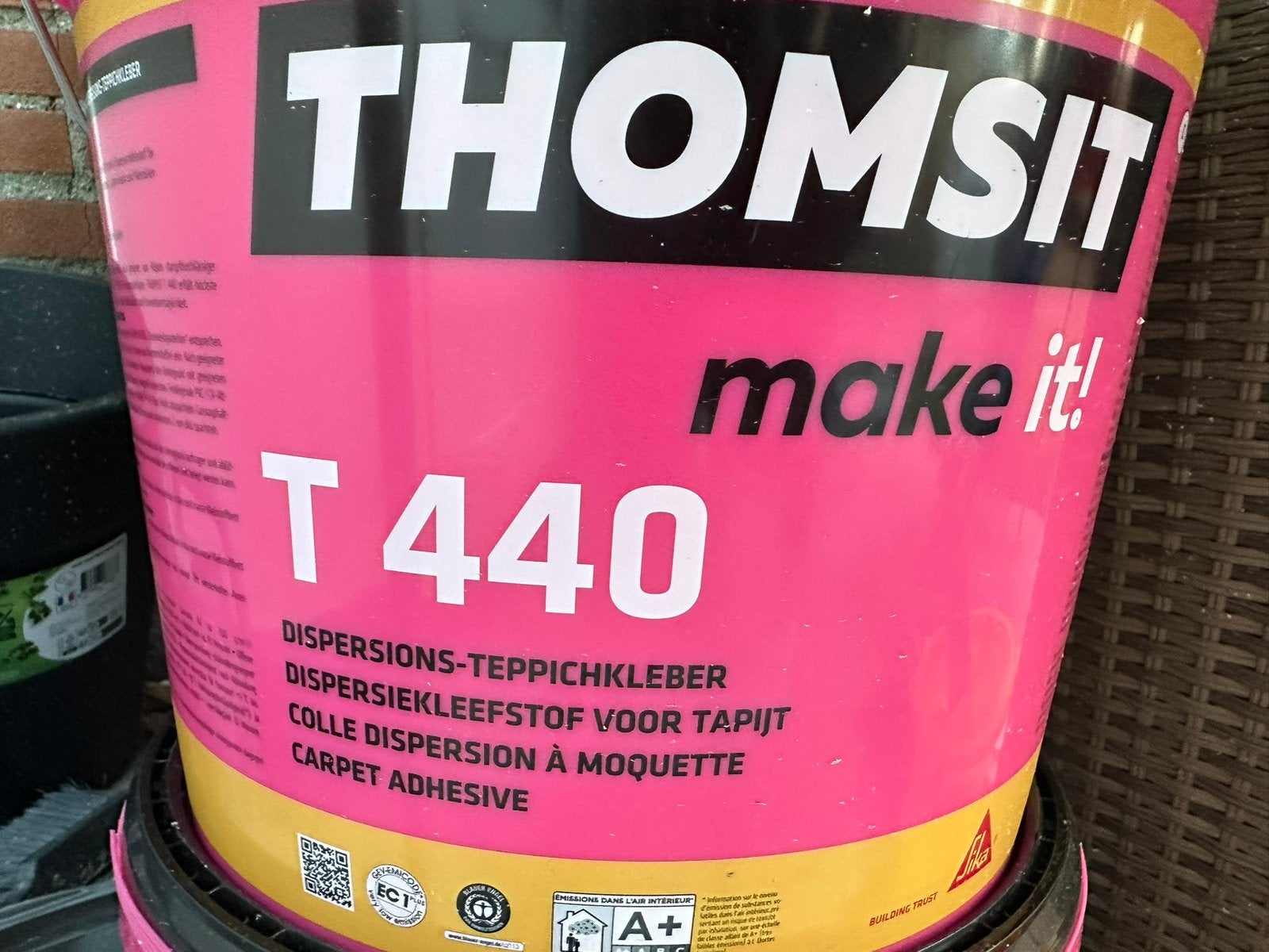 2 emmers tapijtlijm 15kg, Doe-het-zelf en Verbouw, Ophalen, Zo goed als nieuw, Wit