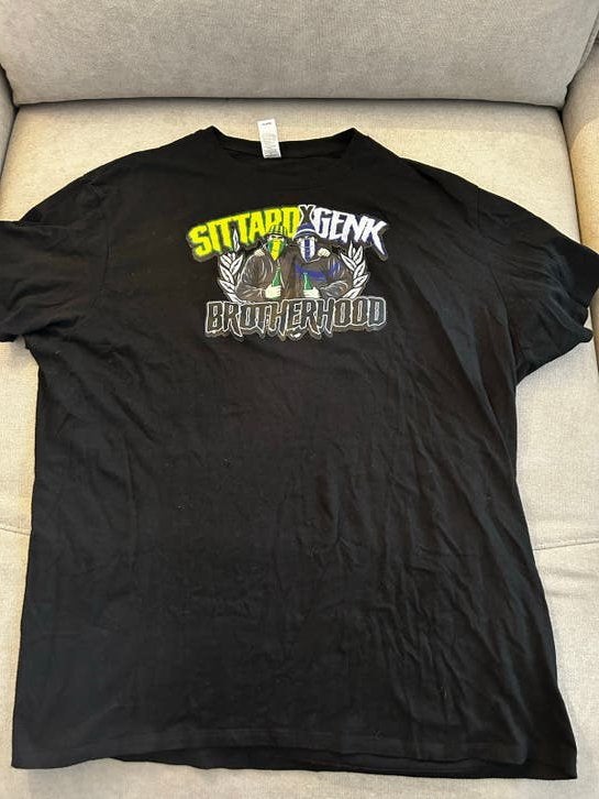 T-shirt Sittard & Genk Brotherhood - Zo goed als nieuw, Ophalen of Verzenden, Zo goed als nieuw, Overige maten, Zwart