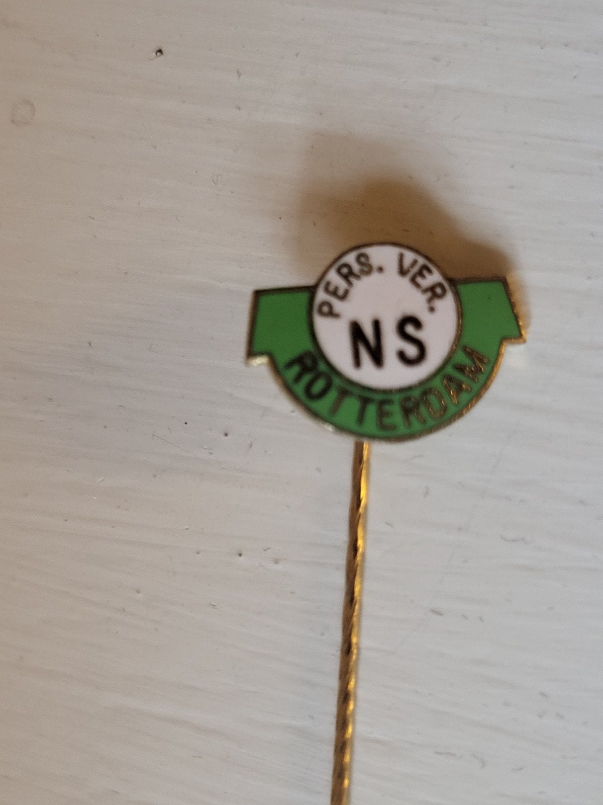 Emaille speldje Personeels Vereniging NS Rotterdam, Verzenden, Gebruikt, Overige onderwerpen, Speldje of Pin