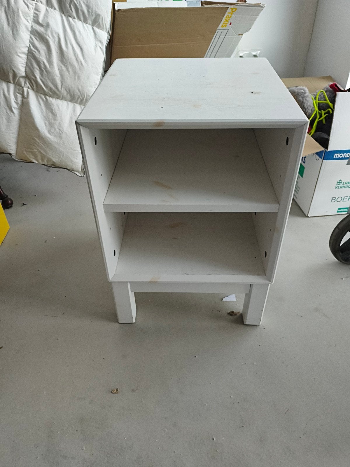 Wit nachtkastje/bijzettafel met 2 schappen, 52 cm hoog, Ophalen, Gebruikt