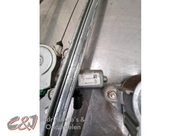 Ruitmechaniek 4Deurs links-voor van een Renault Trafic, Gebruikt, -, -, Ophalen of Verzenden