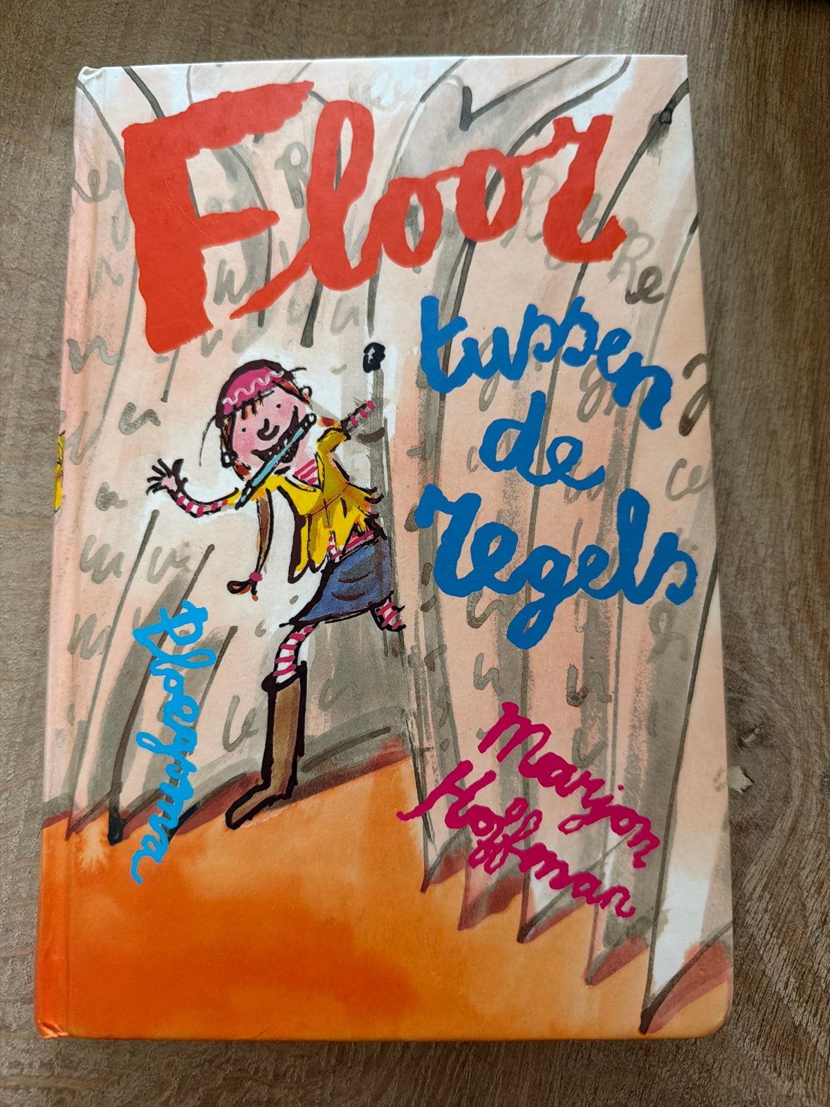 Floor tussen de regels - Marjon Hoffman, Boeken, Ophalen of Verzenden, Zo goed als nieuw, Fictie