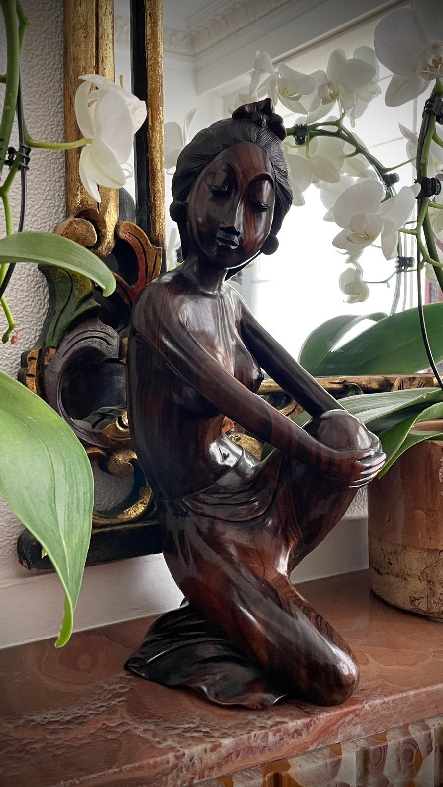 Elegant geknielde vrouw - 36cm -Art Deco stijl uit Bali, Antiek en Kunst, Ophalen of Verzenden, Handgemaakt, Hout, Houtsnijwerk
