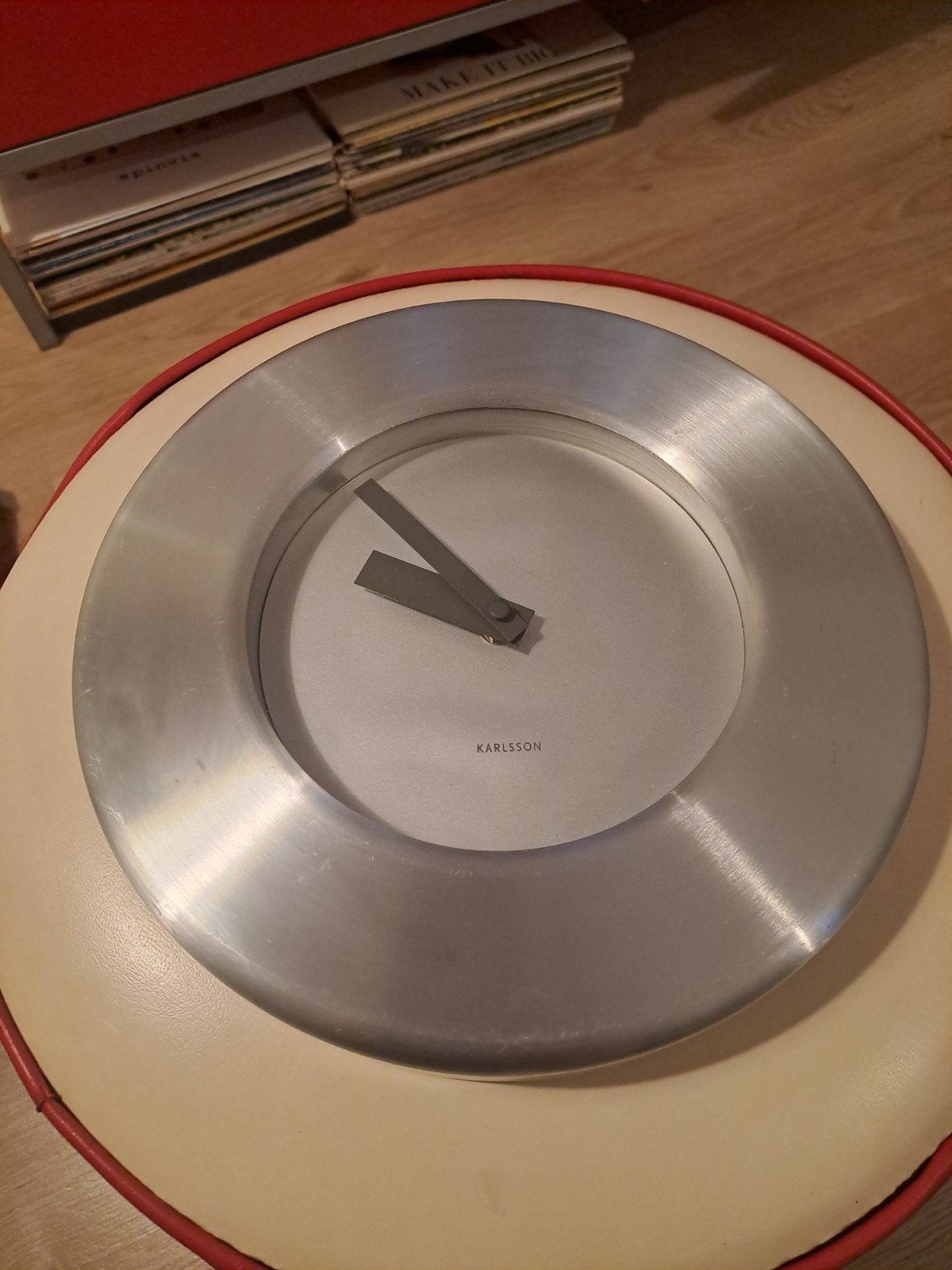 Mooie Karlsson Klok, Analoog, Werkt op batterijen, Ophalen of Verzenden, Zilver