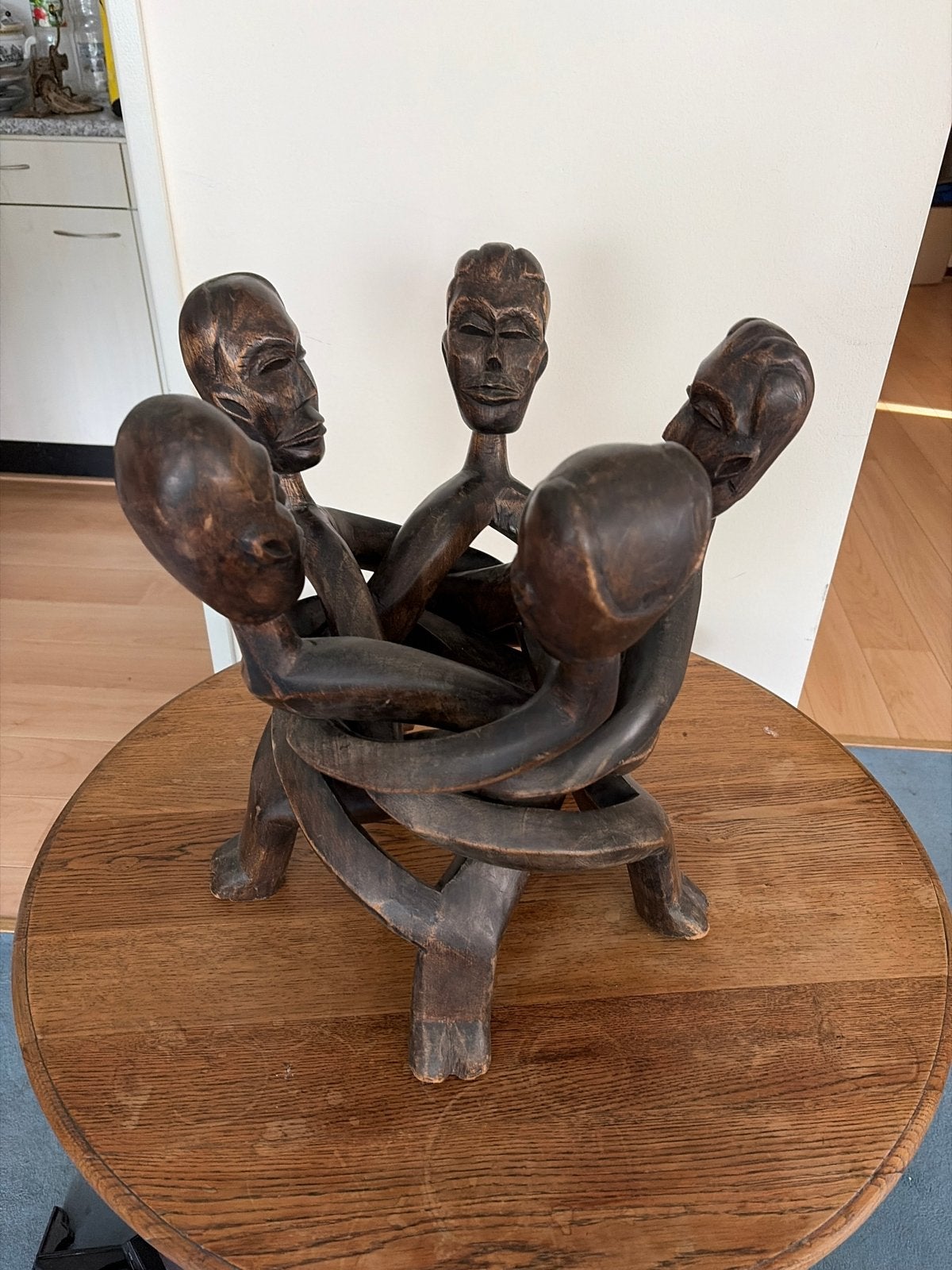 Afrikaans houten beeld: 5 figuren in cirkel, Antiek en Kunst, Bruin, Afrika, Ophalen, Hout